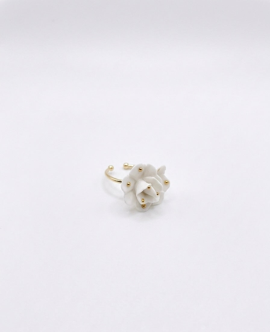 Nhẫn cuff màu vàng với họa tiết hoa trắng nổi bật, thiết kế tinh xảo thanh lịch