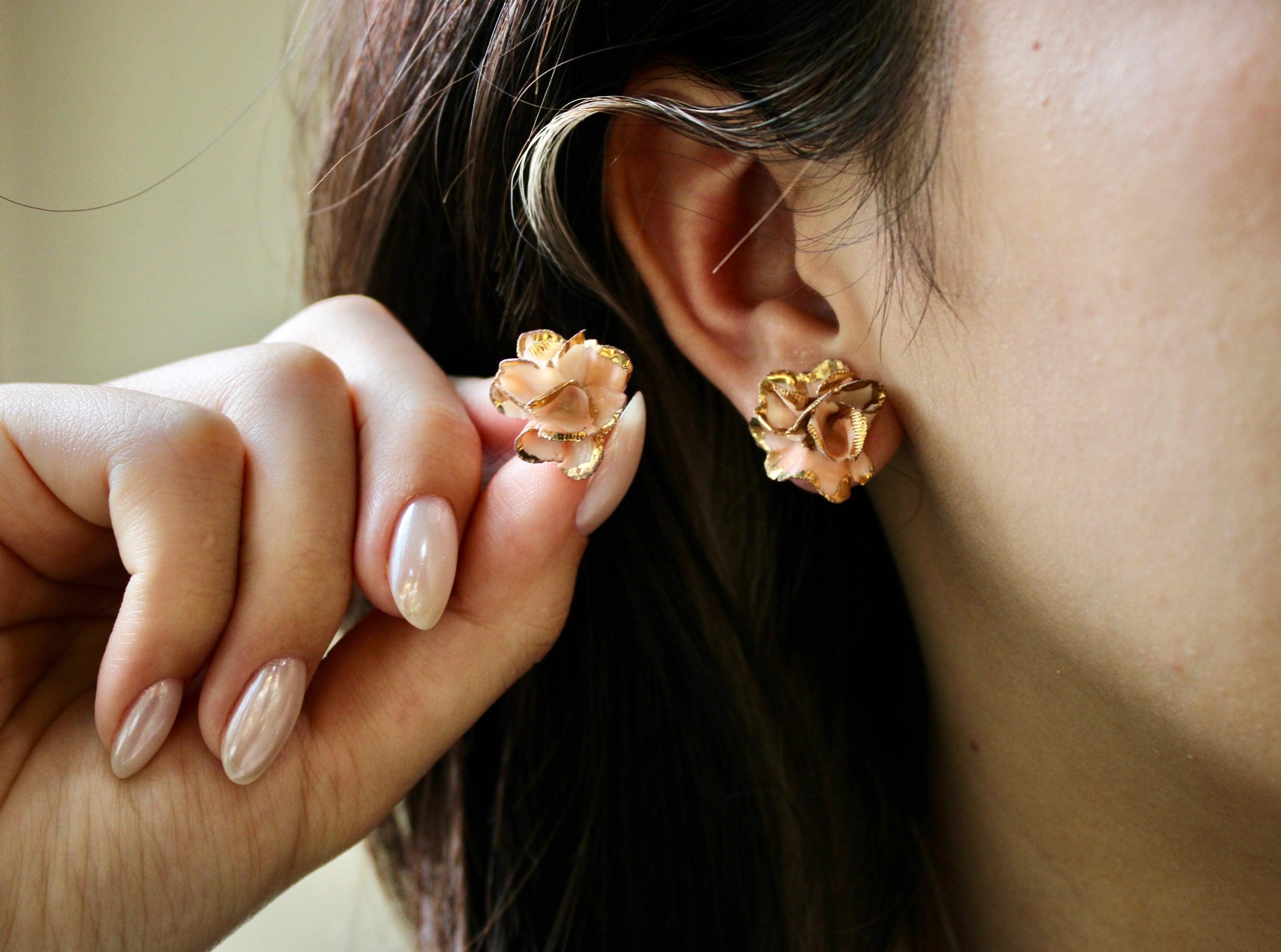 Bông tai hoa hồng màu vàng đồng, cánh xếp lớp tinh xảo, phong cách cổ điển