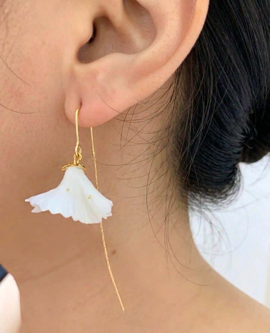 Khuyên tai dài màu vàng gold với hoa trắng mềm mại, thanh lịch